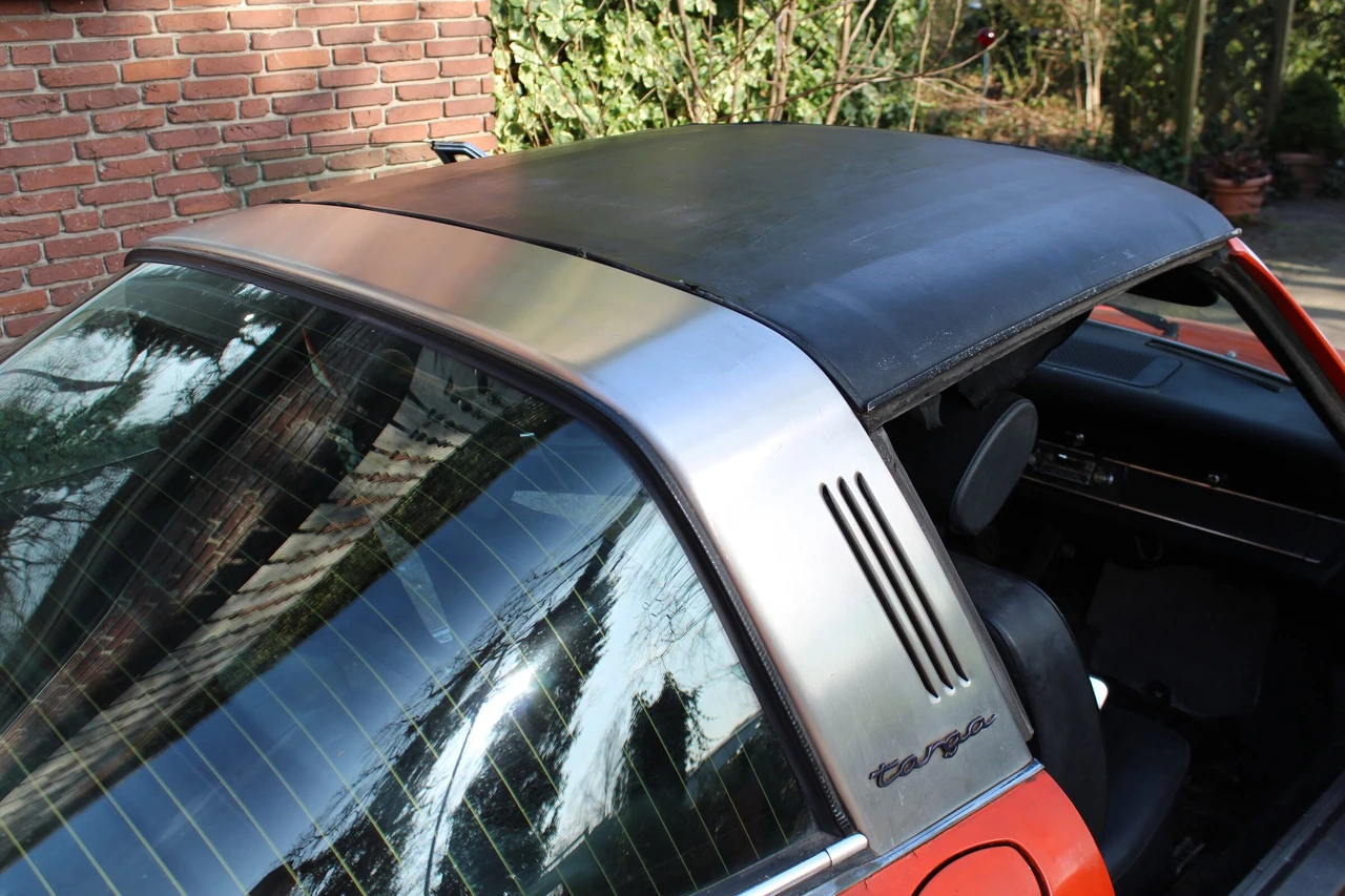 Targa-Bügel mit Schriftzug