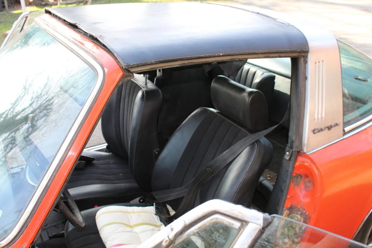 Blick ins Interieur mit Targa-Dach