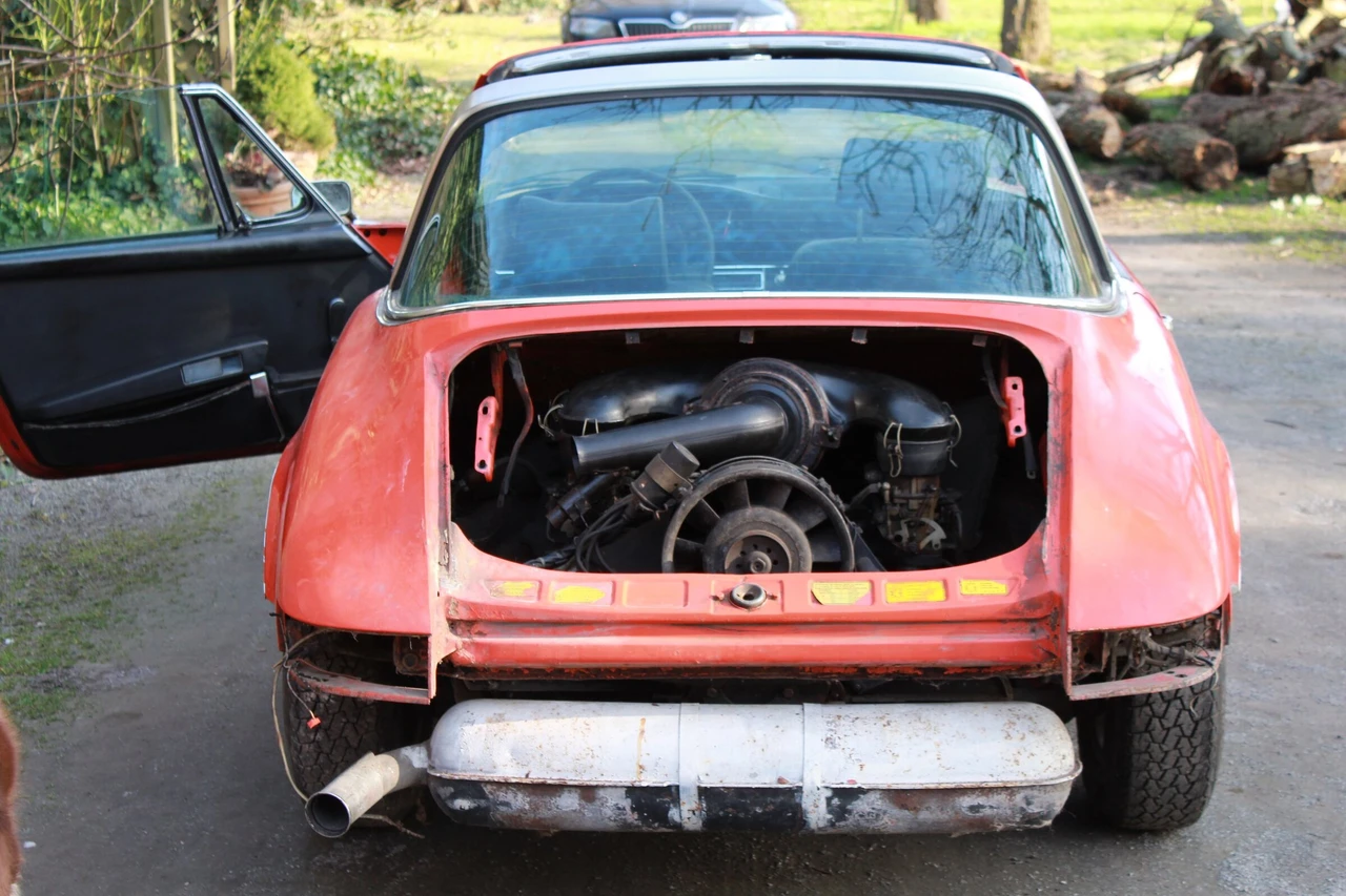 Heckansicht mit geöffnetem Motorraum
