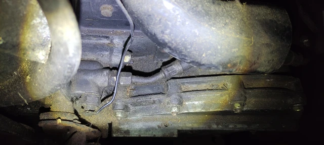 Motor und Getriebe von unten - Auspuffkrümmer und Getriebegehäuse