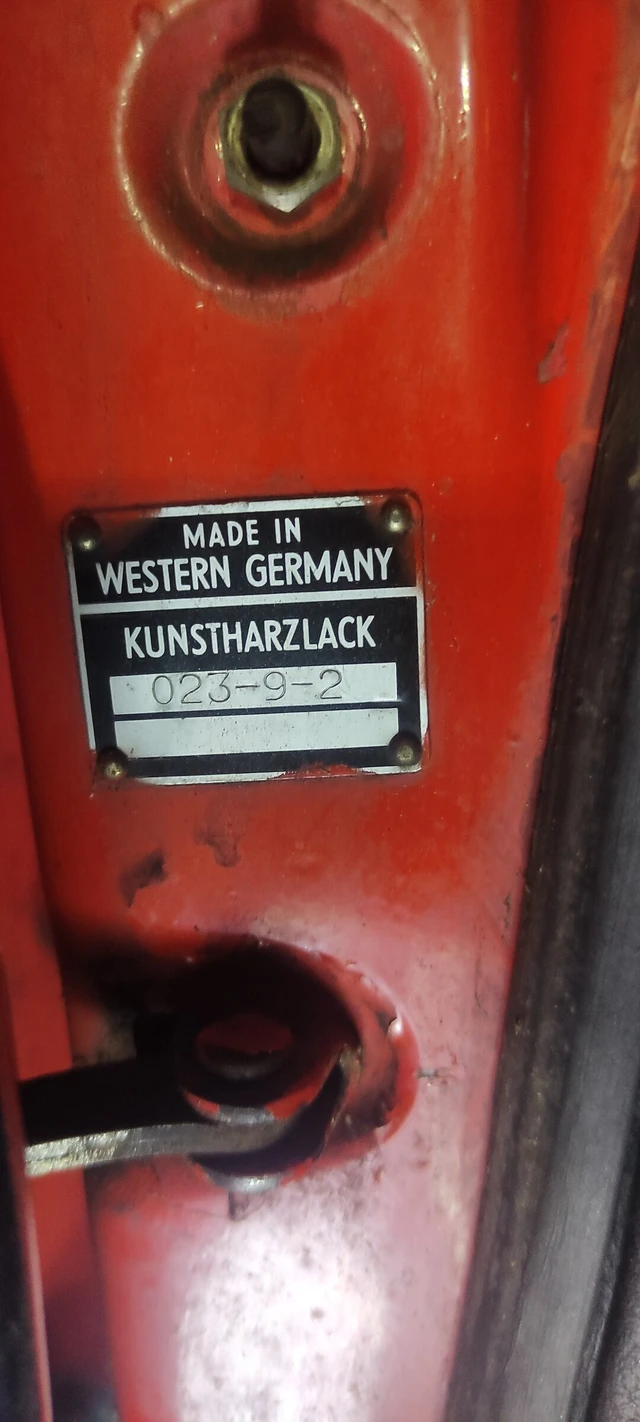 Originale Lackplakette im Türeinstieg der Fahrertür