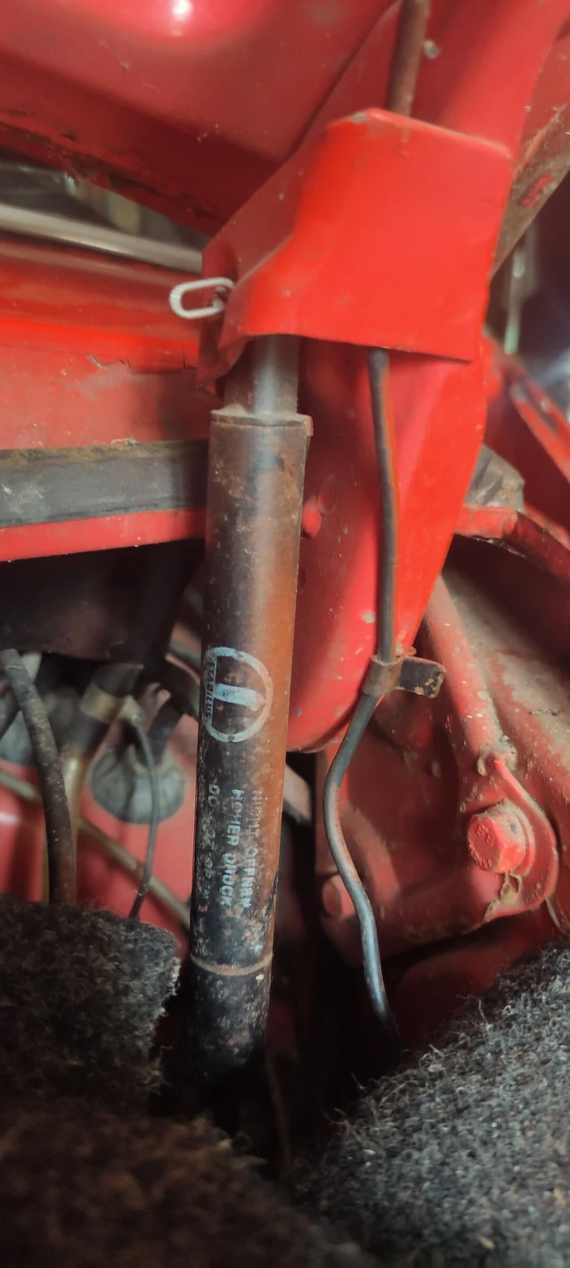 Haubendämpfer mit erhaltenem Herstelleraufdruck
