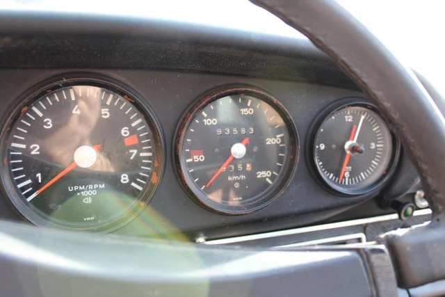Tachometer mit Kilometerstand 93.563 km