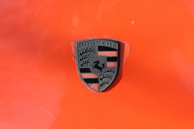 Porsche-Wappen auf der Fronthaube